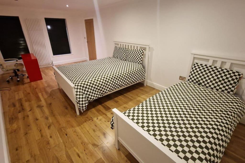 Large Annexe With Games Room Pool Table Ping Pong Air Hockey Movie Projector Windsor Exterior foto