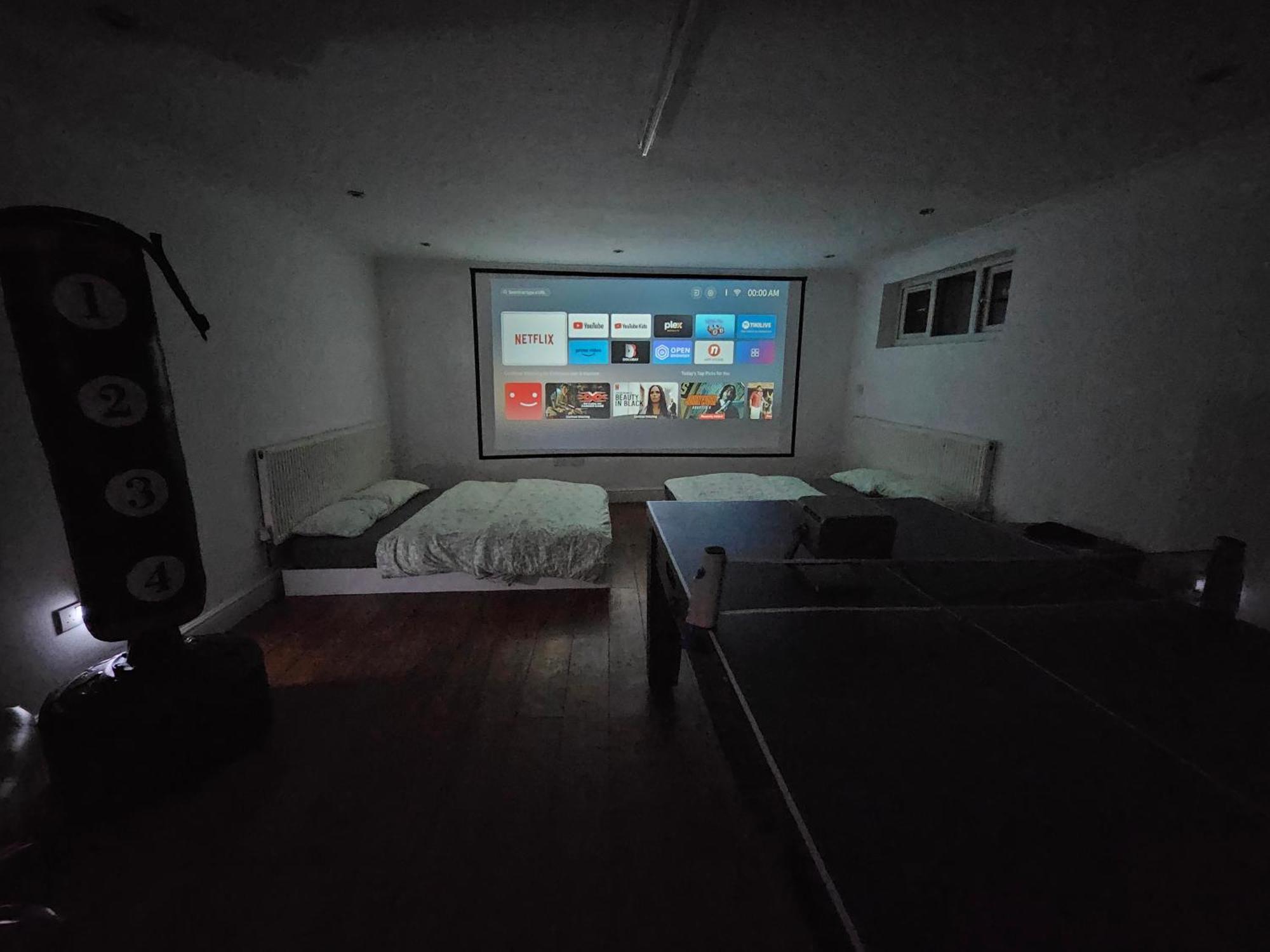 Large Annexe With Games Room Pool Table Ping Pong Air Hockey Movie Projector Windsor Exterior foto